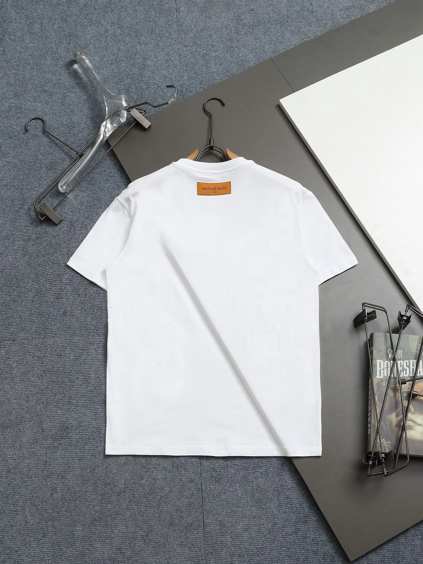 🅿️170 LV 25ss spring and summer printed short T series -1v Yayoi Kusama series pumpkin 🎃 pattern round neck short-sleeved T-shirt. Made of 32-count double yarn pure cotton 240g, washed at high temperature, will not shrink or fade. Comfortable to the touch, super texture❤️ Back-stitched cuff design, yellow back-mark embellishment, and a full set of accessories. A must-have for trendy men and trendy women, the classic drop-shoulder slightly wide version is available exclusively from stock!         ⚠️Only make high quality products, reject junk goods!  -Color: White Black -Size: XS S M L -Crowd: Unisex